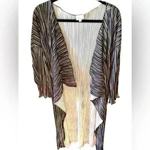 Lularoe large black& White accordion pleated Shirley kimono.‎ NWT but flawed.
